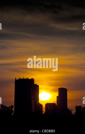 Photo de bâtiments avec coucher de soleil en arrière-plan. Banque D'Images