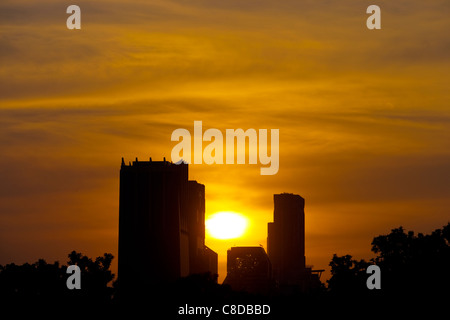 Photo de bâtiments avec coucher de soleil en arrière-plan. Banque D'Images