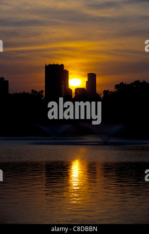 Photo de bâtiments avec coucher de soleil en arrière-plan. Banque D'Images