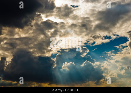 Cloudscape avec Sun Ray brille à travers. Banque D'Images