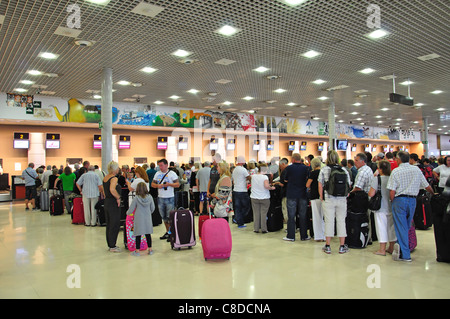 Les passagers en attente à l'enregistrement à l'aéroport de Reus, Reus, province de Tarragone, Catalogne, Espagne Banque D'Images