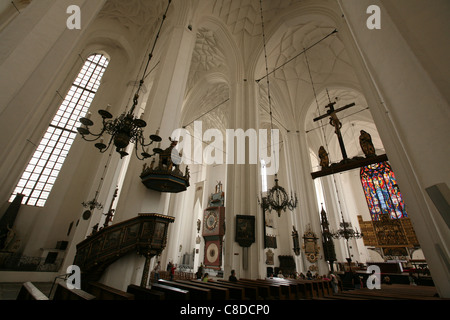 Intérieur de la cathédrale Sainte-Marie (Bazylika Mariacka) à Gdansk, en Pologne, avec la célèbre horloge astronomique en arrière-plan. Banque D'Images