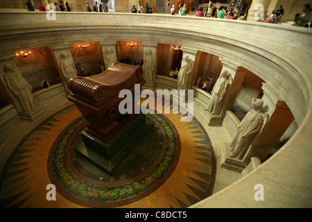 Tombeau de Napoléon Bonaparte dans la chapelle de Saint-Louis-des-Invalides à Paris, France. Banque D'Images