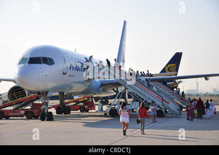 Les passagers d'avions Boeing 757-200 Thomas Cook à l'aéroport de Reus, Reus, province de Tarragone, Catalogne, Espagne Banque D'Images