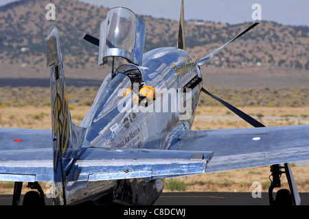 P-51 Mustang Air Racer illimité sur la rampe de métal précieux à l'édition 2011 du championnat national de Reno Air Races Banque D'Images