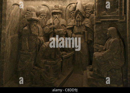 Les jeunes le Christ dans un temple. Relief sculpté dans la roche de sel dans la chambre du Saint Cunégonde dans la mine de sel de Wieliczka, près de Cracovie, Pologne Banque D'Images