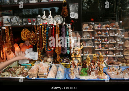 Souvenirs de la roche solide de sel dans un magasin de souvenirs dans les mines de sel de Wieliczka, près de Cracovie, Pologne. Banque D'Images