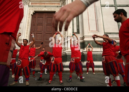 Calcio Storico. Les joueurs de football réchauffer sur le porche de la Basilique de Santa Croce avant la finale à Florence, Italie. Banque D'Images