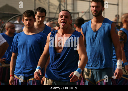 Calcio Storico. Les joueurs de football avant la finale de football historique sur la Piazza di Santa Croce de Florence, Italie. Banque D'Images