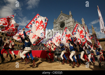 Calcio Storico. La cérémonie d'ouverture de la finale de football historique sur la Piazza di Santa Croce de Florence, Italie. Banque D'Images