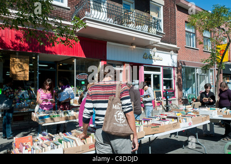 Vente de livres au cours de foire de rue sur la rue Saint Viateur quartier Mile End Plateau Mont Royal Montréal Canada Banque D'Images