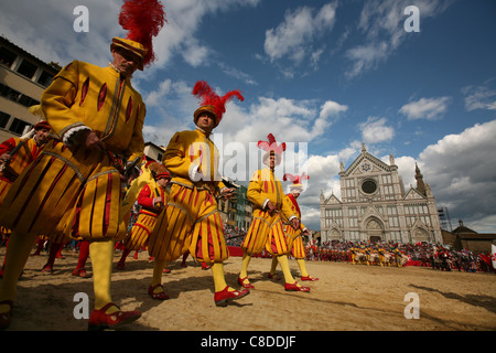 Calcio Storico. La cérémonie d'ouverture de la finale de football historique sur la Piazza di Santa Croce de Florence, Italie. Banque D'Images