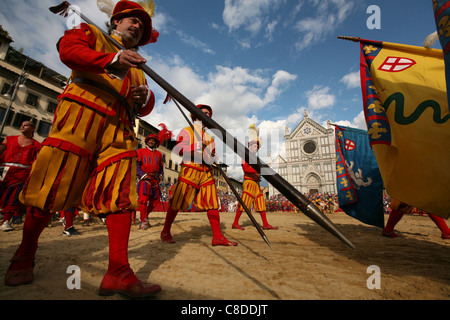 Calcio Storico. La cérémonie d'ouverture de la finale de football historique sur la Piazza di Santa Croce de Florence, Italie. Banque D'Images