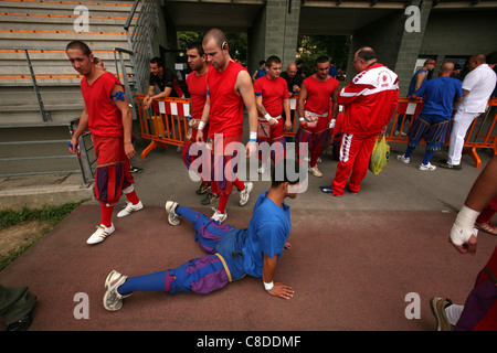 Calcio Storico. Les joueurs de football réchauffer avant la finale avant la finale de football Historique à Florence, Italie Banque D'Images