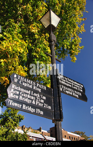 Poteau de signalisation sur le chemin Riverside Thames, Richmond, Richmond upon Thames, Grand Londres, Angleterre, Royaume-Uni Banque D'Images