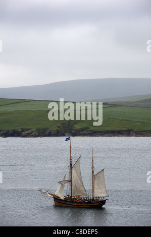 Un grand voilier quitte le port de Lerwick sur les îles Shetland en Écosse pendant la course des grands voiliers 2011. Banque D'Images