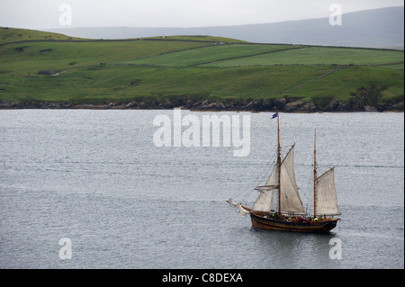 Un grand voilier quitte le port de Lerwick sur les îles Shetland en Écosse pendant la course des grands voiliers 2011. Banque D'Images