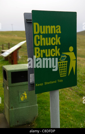 D'une enseigne sur les îles Shetland en Écosse et qui est la suivante : "unna Chuck Bruck' qui est l'argot local pour ne pas jeter la litière. Banque D'Images