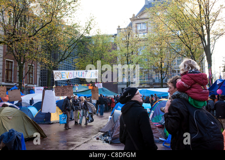 Camp de protestation Amsterdam occupent à l'extérieur de la bourse d'Amsterdam à Beursplein, Amsterdam, Pays-Bas. C'est l'une des nombreuses manifestations "occuper" la jachère Occupy Wall Street manifestations à New York, contre l'inégalité économique. 19 octobre 2011. Banque D'Images