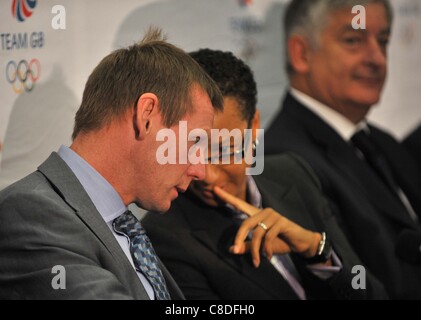 Le stade de Wembley, Londres, Royaume-Uni, le jeudi 20/10/2011. Crèche de la mens 2012 Jeux Olympiques l'équipe de football britannique Stuart Pearce (à gauche) et Manager de l'Olympique de 2012 femmes l'équipe de football britannique espère que Powell avec son doigt sur son menton. FA Président David Bernstein est dans l'arrière-plan. English Football Associa Banque D'Images