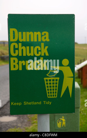 D'une enseigne sur les îles Shetland en Écosse et qui est la suivante : "unna Chuck Bruck' qui est l'argot local pour ne pas jeter la litière. Banque D'Images