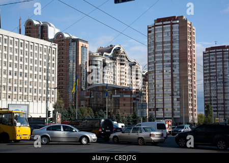 Gouvernement de l'ère soviétique bâtiment à côté de nouveaux blocs d'appartement sur Boulevard Lesi Ukrainky Kiev Ukraine Banque D'Images