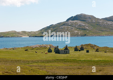 Village abandonné de Eòrasdail sur l'île de Vatersay dans les Hébrides extérieures avec l'ensemble de son Sandray Sandray en arrière-plan. Banque D'Images