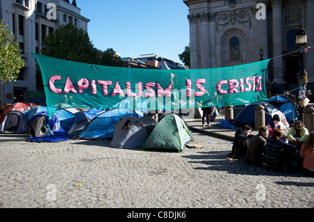 Bannière lors d'Occupy London Stock Exchange camp de St Paul's Churchyard, la Cathédrale St Paul, Londres, Angleterre Banque D'Images