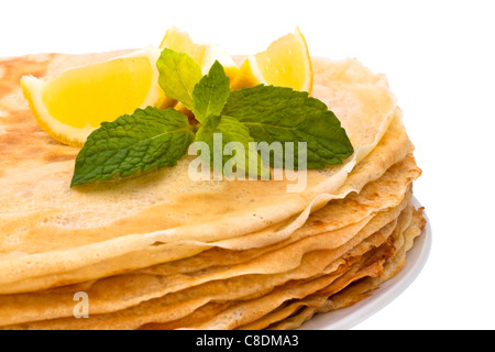 Pile de crêpes faites maison sur la plaque, isolé sur fond blanc. Banque D'Images