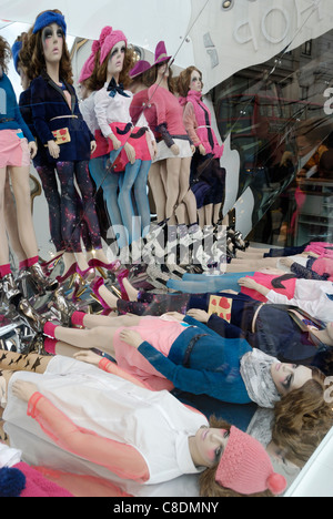 La mode féminine composée d'affichage de vitrine mannequins reflétée dans un miroir Banque D'Images