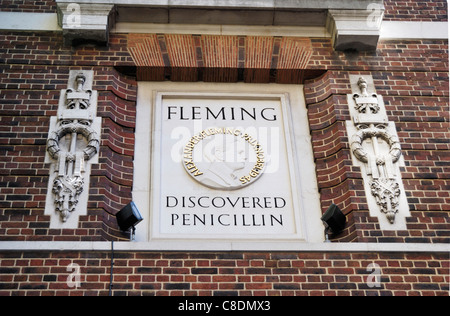 Plaque de pierre commémorant la découverte de la pénicilline par Sir Alexander Fleming, St Mary's Hospital, Londres, Angleterre Banque D'Images