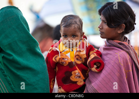 Mère avec enfant indien à Ghat Dashashwamedh dans la ville sainte de Varanasi, Benares, Inde Banque D'Images