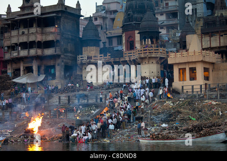 Lavera dans Gange à la crémation hindou sur le bûcher à Manikarnika Ghat dans la ville sainte de Varanasi, Benares, Inde Banque D'Images