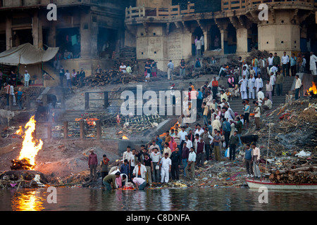 Lavera dans Gange à la crémation hindou sur le bûcher à Manikarnika Ghat dans la ville sainte de Varanasi, Benares, Inde Banque D'Images