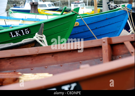 Vue de la coque des petites embarcations sur le port de Lerwick, Shetland, Scotland. Banque D'Images