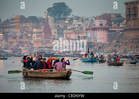 Des scènes traditionnelles de touristes dans des bateaux sur la rivière Ganges à Varanasi, Benares, Inde du Nord Banque D'Images