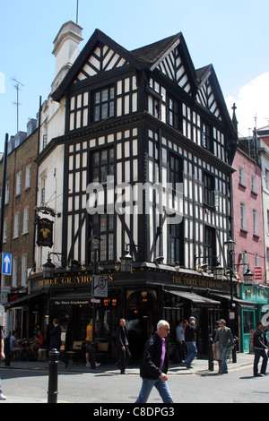 Les trois lévriers pub, Greek Street, Soho, London, England, UK Banque D'Images