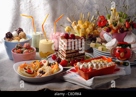 Buffet pour enfants avec une sélection de plats au fromage Banque D'Images