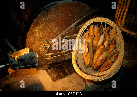 Panier de pain français en face de four à pain traditionnel dans le Villaret patisserie, Nîmes, France. Banque D'Images