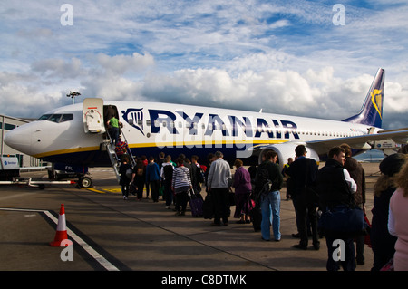 File d'attente des passagers à bord d'un avion Boeing 737-800 de Ryanair Banque D'Images