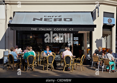 Caffé Nero Banbury Angleterre Royaume-Uni. Scène d'été de personnes buvant du café dans un pavé café Nero Banque D'Images