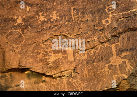 Pétroglyphes près de una vida pueblo, ruines Indiennes Anasazi, Chaco Culture National Historical Park, New Mexico, USA Banque D'Images