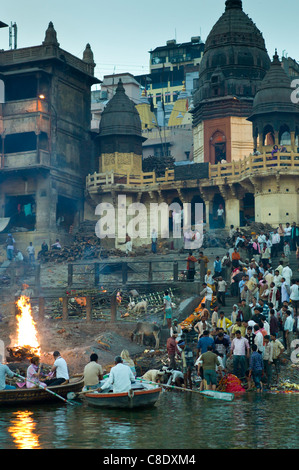 Lavera dans Gange à la crémation hindou sur le bûcher à Manikarnika Ghat dans la ville sainte de Varanasi, Benares, Inde Banque D'Images