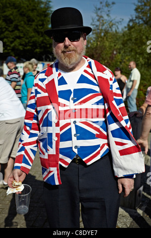 Anglais excentrique portant un gilet Union Jack et une veste avec chapeau Bowler. Angleterre, Europe. Excentrique Royaume-Uni Banque D'Images