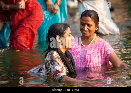 Pèlerins hindous indiens se baignant dans le Gange à Ghat Dashashwamedh dans la ville sainte de Varanasi, Benares, Inde Banque D'Images