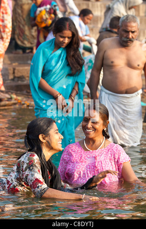Pèlerins hindous indiens se baignant dans le Gange à Ghat Dashashwamedh dans la ville sainte de Varanasi, Benares, Inde Banque D'Images