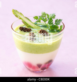 Potage crème d'asperges aux morilles Banque D'Images