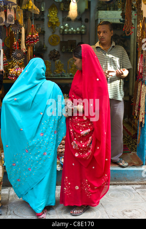 Les femmes indiennes à la recherche de vitrine de magasin de bijoux dans la ville de Varanasi, Benares, Inde du Nord Banque D'Images