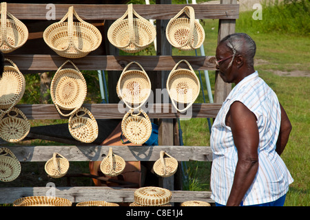 African American Woman la fabrication et la vente de foin Gullah enroulé vanneries, Caroline du Sud Banque D'Images