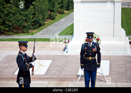 Changement de garde, Tombe du Soldat inconnu, le cimetière d'Arlington, Arlington, Virginia Banque D'Images